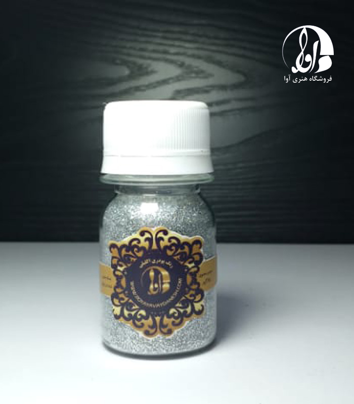  پودر اکلیل ذرات ریز و براقی هستند که نور را در جهات مختلف بازتاب داده و باعث تلالو و درخشندگی سطح می‌شوند.پودرهای اکلیلی شکل، ابعاد و تنوع رنگ فراوانی دارند و از دیرباز جایگاه خاصی در بین هنرمندان برای ساخت آثار پر زرق و برق و جذاب داشته اند.